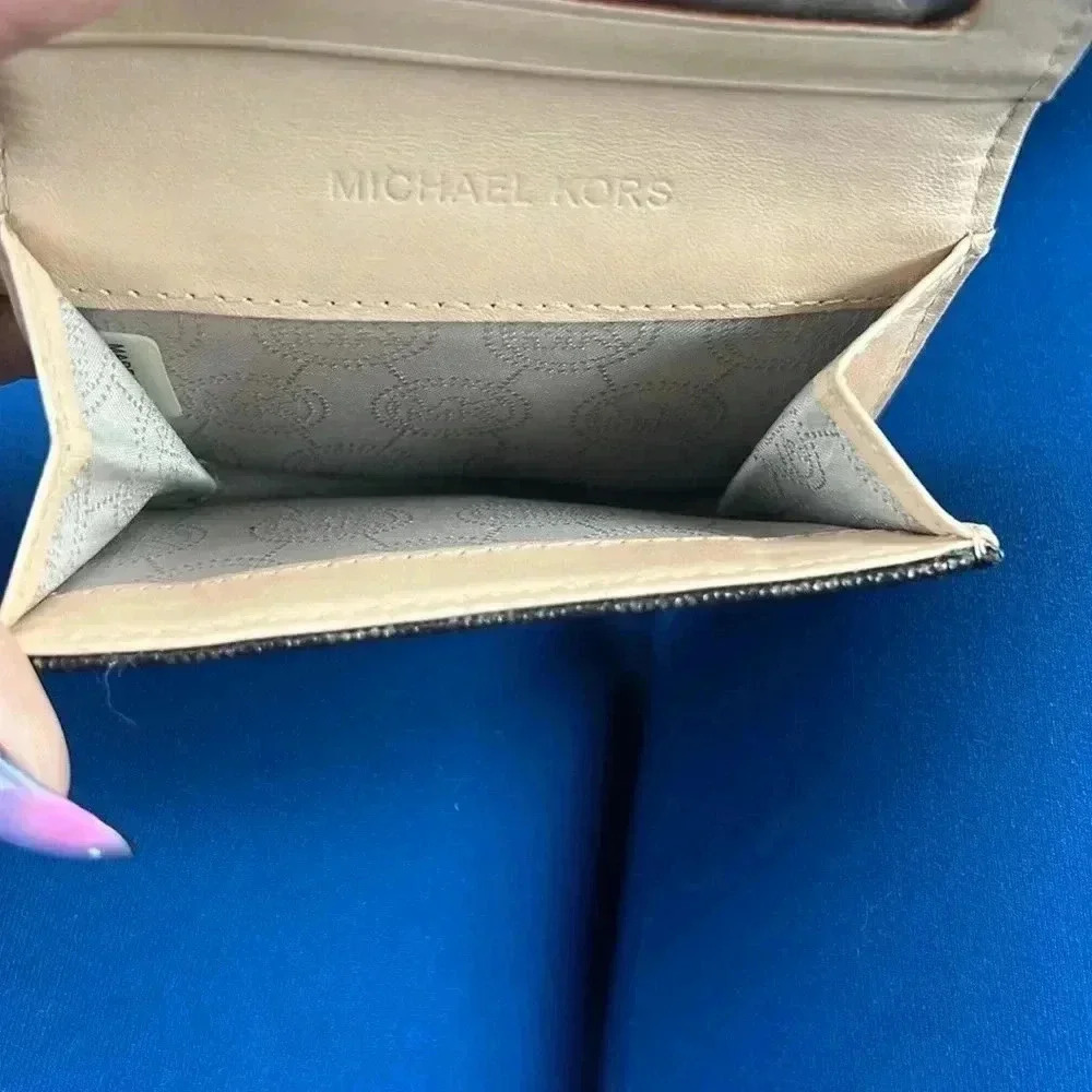 Micheal Kors Card Holder - Picture 4 of 5